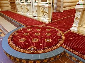 Полушерстяное ковровое покрытие из Беларуси с укладкой в алтарную часть, на солею и амвон в храме